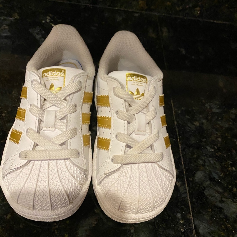 Adidas “shelltoe” superstar